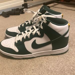 Nike dunks Australia colorway. Men’s size 11. Used once .